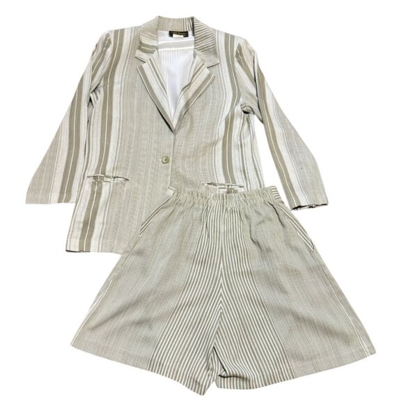 Vtg Pin Striped Short Suit  Sz M Padded Shoulders Pockets Toni Garment CC Magic - Picture 1 of 10